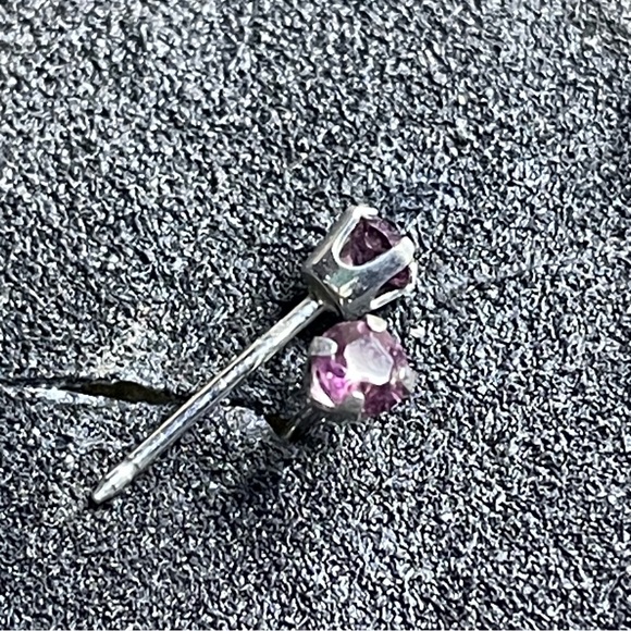14K white gold earrings with faux purple stone - Picture 2 of 2